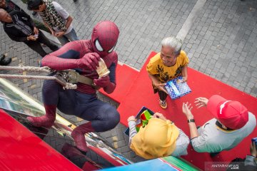 Superhero bagi uang dan sarung