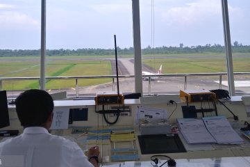Kesibukan pemandu pesawat di Bandara Minangkabau jelang Lebaran