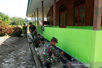 Sambut Idul Fitri, prajurit TNI cat Masjid Ubudyah Arso Timur