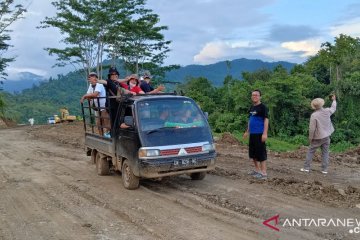 Jalan nasional Luwuk-Baturube putus total akibat longsor