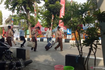 Saka Bhayangkara bantu penumpang di Terminal Kalideres Jakbar