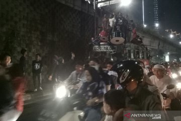 Warga naik atap bus rayakan takbiran di Tanah Abang