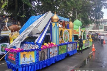 Pawai mobil hias meriahkan malam takbiran di Medan