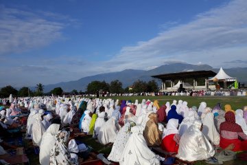 Pengungsi shalat ied di stadion mini dekat eks-likuefaksi Petobo