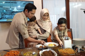 Opor ayam, sentuhan Jawa di meja makan Dude Harlino