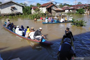 Banjir Kapuas Hulu surut aktivitas warga kembali normal