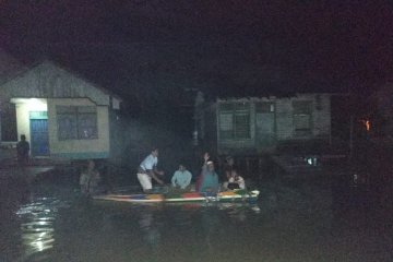 Umat Muslim Teluk Barak melintasi banjir untuk Shalat Id