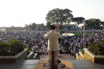 Umat Muslim Shalat Id pertama kali di Taman Alun-Alun Cianjur