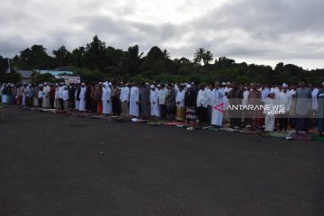 Ribuan umat Islam Sorong Selatan Shalat Ied di Bandara Teminabuan