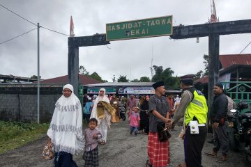 Anggota Polres Yahukimo dan BKO Brimob jaga shalat Idul Fitri