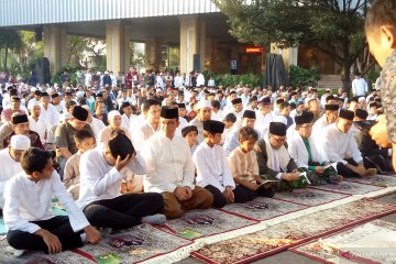 Anies beserta keluarga salat Id di halaman Balai Kota