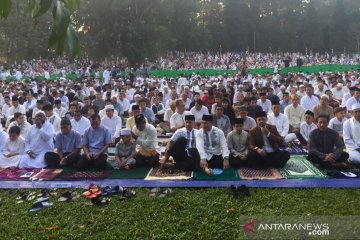 Ratusan warga shalat Idul Fitri di Kebun Raya Bogor