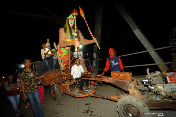 Pawai takbiran dengan traktor hias