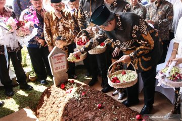 SBY ziarah ke makam Ani Yudhoyono