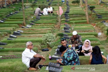 Ziarah kubur hari pertama Lebaran