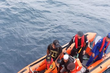 Tim SAR selamatkan delapan penumpang longboat
