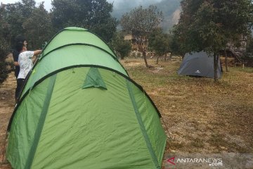 Wisatawan nikmati libur Lebaran berkemah di Gunung Papandayan