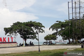 Ribuan wisatawan padati pantai di Muntok