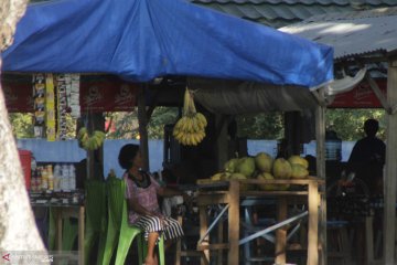 Pedagang kaki lima Lasiana dapat keuntungan selama liburan Idul Fitri