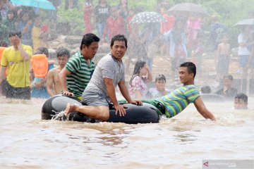 Tradisi mandi pehcun di Sungai Kapuas