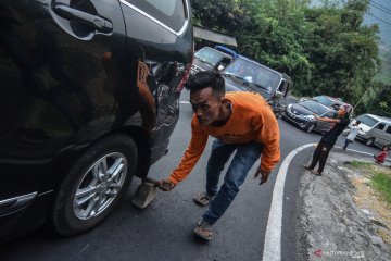 Tukang ganjal ban mobil pemudik