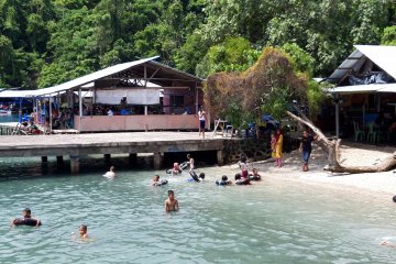 Warga nikmati objek wisata pantai di Ternate