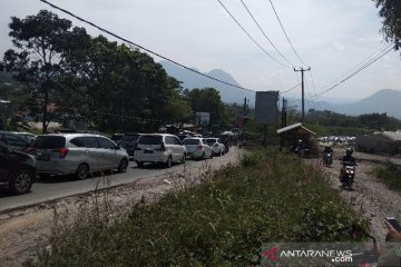 Jalur wisata di Kabupaten Garut macet