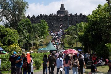 Pengunjung Borobudur pada masa ramai libur Lebaran 2019 susut