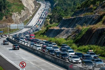 Antrean kendaraan terjadi di ruas Tol Bawen-Semarang