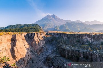Gunung Merapi alami dua kali gempa guguran