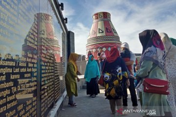 Wisatawan padati tugu gugurnya Pahlawan Nasional Teuku Umar di Aceh