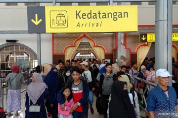 Penumpang arus balik padati stasiun kereta di Jakarta