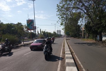 Minggu pagi kendaraan lewati Pantura Cirebon ramai lancar