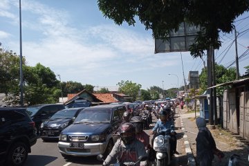 Arus kendaraan di Pantura Cirebon padat merayap pada Minggu siang