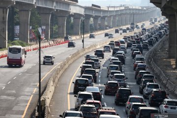 Petugas siapkan "contraflow" di Tol Jakarta-Cikampek