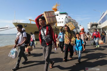 Arus penumpang di Pelabuhan Tanjung Perak
