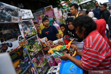 Belanja mainan di pasar Gembrong