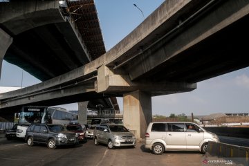 Pemudik terobos pembatas jalan