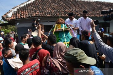 Ratusan warga Pekalongan berebut "Gunungan Gebral Syawalan"