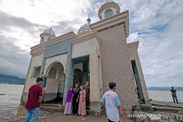 Wisata lebaran di bekas masjid terapung