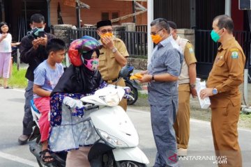 Cegah abu vulkanik, Pemkab Simeulue Aceh bagikan 7.500 masker