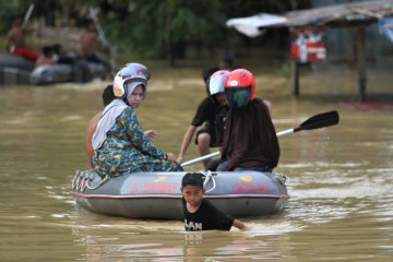 Bhayangkari Polda Sultra salurkan bantuan korban banjir Wanggu