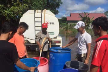 PMI salurkan ribuan liter air bersih untuk korban banjir di Samarinda