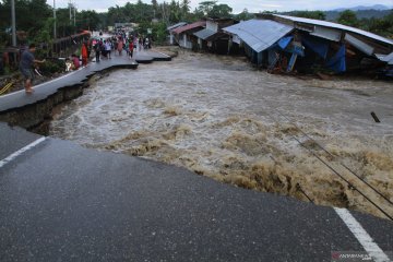 Jalan Trans Sulawesi putus akibat banjir bandang di Konawe