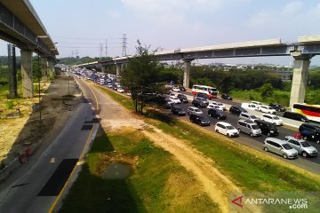 Arus balik Lebaran jalan tol Jakarta-Cikampek padat