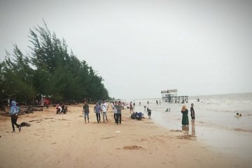 Pengunjung Pantai Ujung Pandaran turun drastis