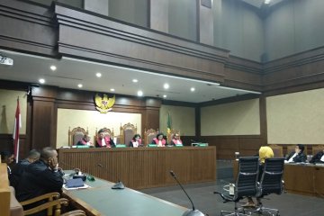 Satu anggota majelis hakim menyatakan Karen Agustiawan tak bersalah