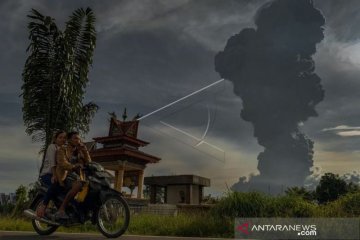 GUNUNG SINABUNG KEMBALI ERUPSI