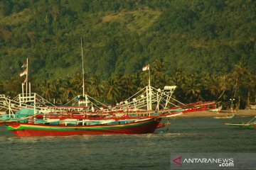 13 kapal nelayan Pesisir Selatan dihantam gelombang besar