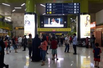 Arus balik di  Stasiun Gambir masih  padat